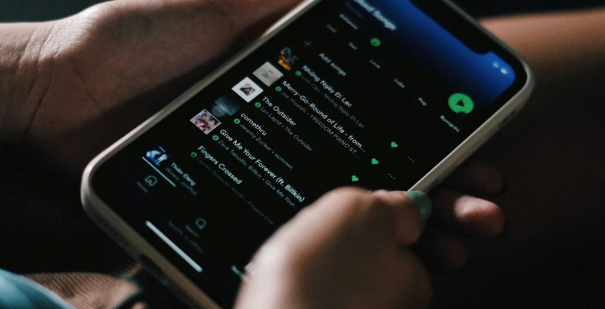 pexels-nguyendesigner-11989314 (1) How Does Spotify's Algorithm Function